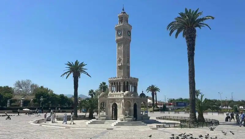 İzmir'de Sıcak Hava Dalgası: Temmuz Fırtınası Şehri Terk Mi Etti?