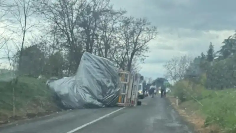 Tekirdağ'da Saman Yüklü TIR Devrildi, Kaza Sonrası Trafik Yavaşladı