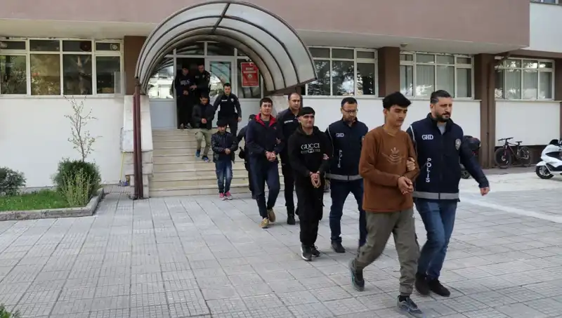 Türkiye'nin İki İlinde Düzensiz Göçmen Operasyonu: 21 Kişi Yakalandı