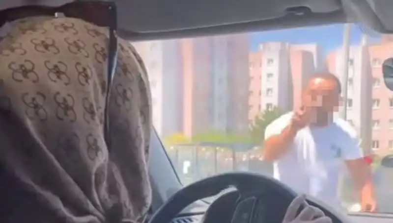Trafikte Dehşet Anları: Önünü Kesen Sürücüye Yumruk!