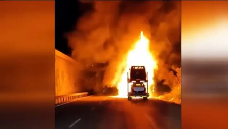 Otomobil Yüklü Tırda Yangın Çıktı: 8 Araç Alev Alev Yandı