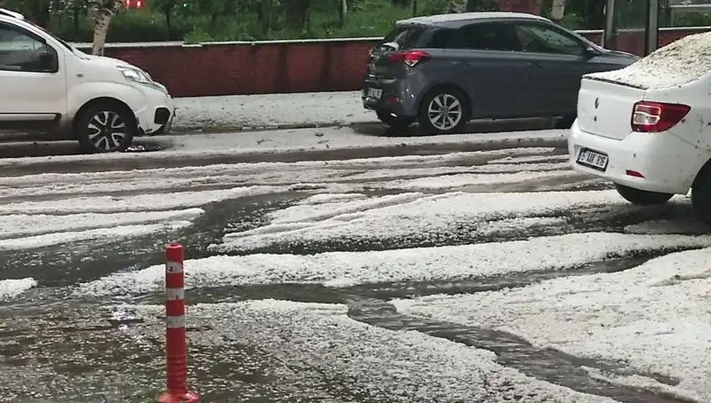 Ardahan'da Dolu Fırtınası: Şehir Beyaz Bir Halı Gibi Kaplandı