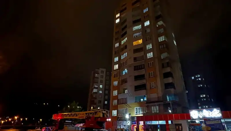 Apartmanın Çatısına Yıldırım Düşmesi: Tehlikenin Eşiğindeki Olay