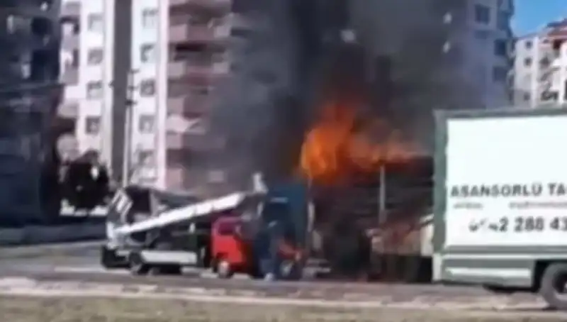 Alev Alev Yanan TIR, Külleriyle Korkutucu Bir Manzara Oluşturdu