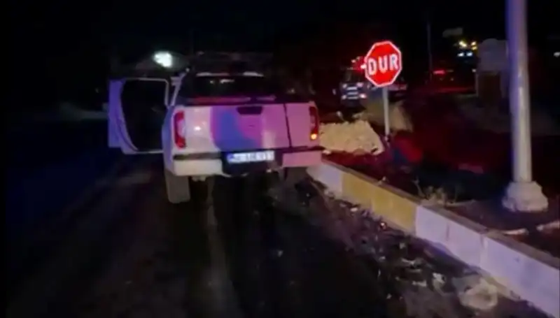 İzmir’de Korkunç Kaza: Kamyonet ile Hafif Ticari Araç Çarpıştı, 7 Yaralı!
