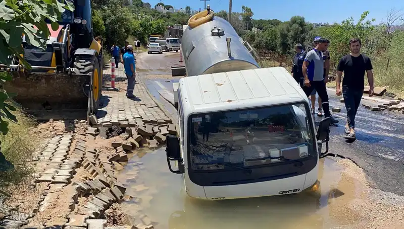 Bodrum'da Su Hattı Patladı, Tanker Çukura Düştü! Gerçekler Neler?