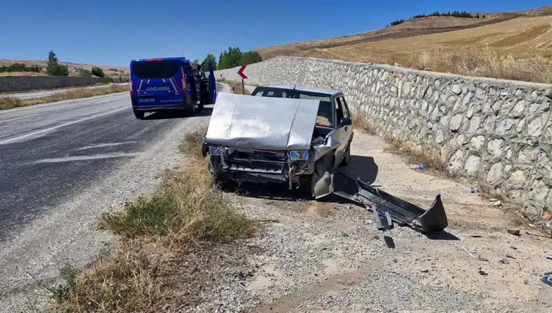 Kontrolden Çıkan Otomobil Duvara Çarptı: İki Yaralı Var