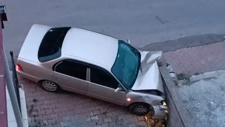 Kontrolünü Kaybeden Araç Duvara Çarptı: Kaza Anının Detayları