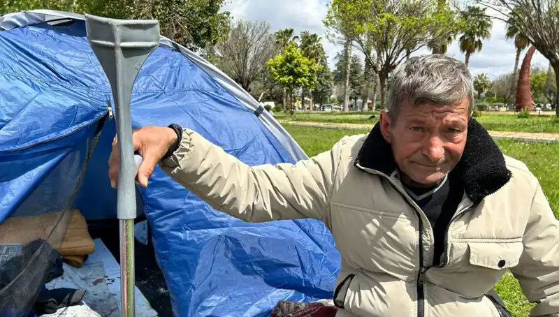 İhtiyaçlar Sıfır, Hayatta Kalma Mükemmeliyeti: Parkta Çadırda Yaşayan Adamın Dramı