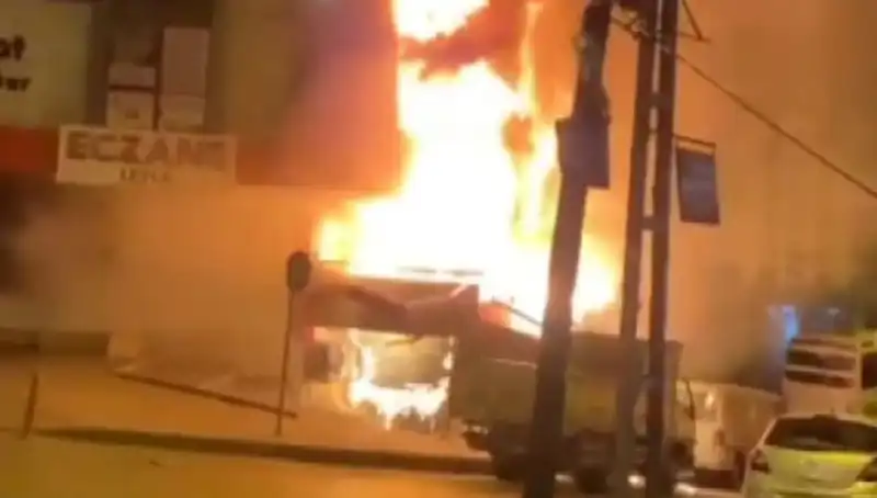 Başakşehir'deki İş Merkezinde Korkutan Yangın: Olayın Ayrıntıları