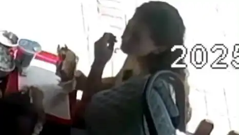 Kadın, Yediği Tostun İçine Kendi Saçını Atarak Şok Etti!