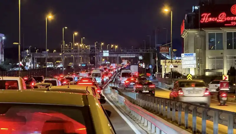 Yenibosna Metrobüs Yaya Üst Geçidinde Mutlaka Görmeniz Gereken Değişiklikler