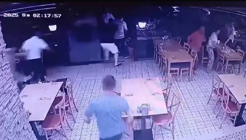 Deprem Anı Güvenlik Kamerasına Yansıdı: Şoke Edici Görüntüler