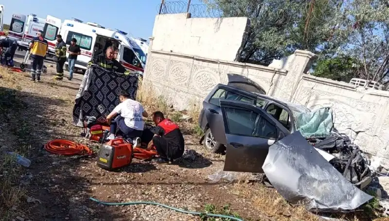 Lastiği Patlayan Araç, İstinat Duvarına Çarptı: Tragik Kaza Sonrası Bilanço