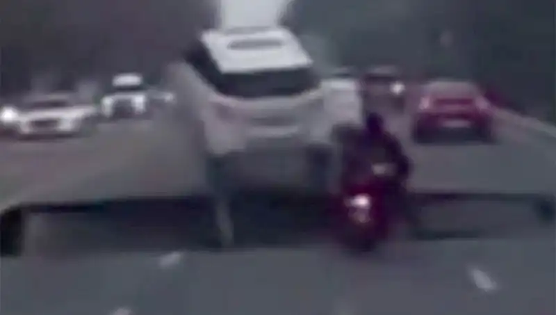 Güney Kore Otoyolunda Dev Çukur Motosikleti Yuttu: Olayın Detayları Şaşırtıyor!