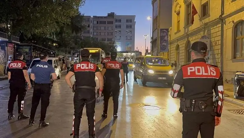 Megakentte Hızla Yükselen Suç Oranları: 4 Saatte Yüzlerce Gözaltı