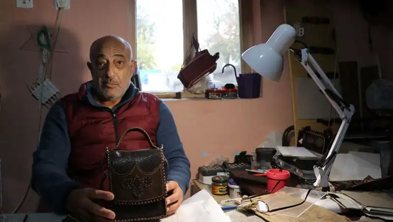 58 Yaşındaki Depremzede Kadın, El Emeği Çantalarıyla Hayatını Yeniden Kuruyor
