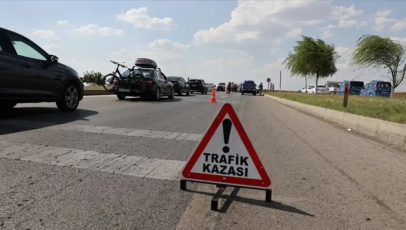 Adana'da Kamyon ve Otomobil Çarpıştı: Kaza Sonucu Bir Ölü, Bir Yaralı