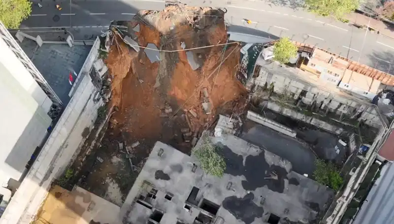 Sarıyer'de Şok Eden Olay: Yol Çökmesi Trafiği Felç Etti