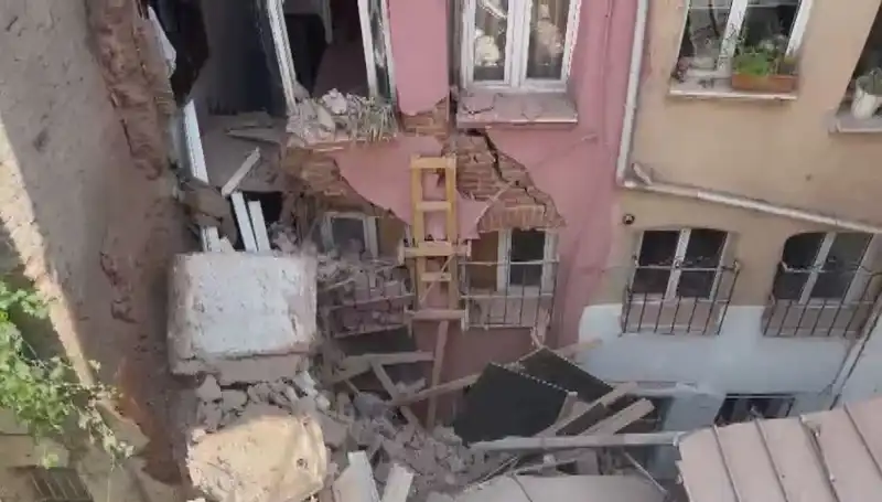 İstanbul'da Üç Katlı Bina Balkonu Çöktü: Olay Anına Tanık Olanlar Neler Yaşadı?