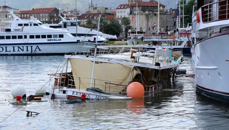 Hırvatistan'da Fırtına Feribotu Alabora Etti: Gemi Batma Tehlikesiyle Karşı Karşıya