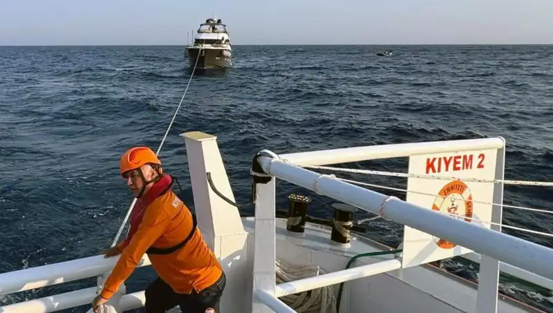 Marmaris Açıklarında Sürüklenen Tekne İhbar Üzerine Kurtarıldı