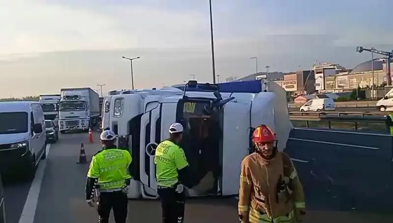 Pendik TEM Otoyolu'nda TIR Devrildi, İstanbul Yönünde Trafik Kilitlenmesi Yaşandı