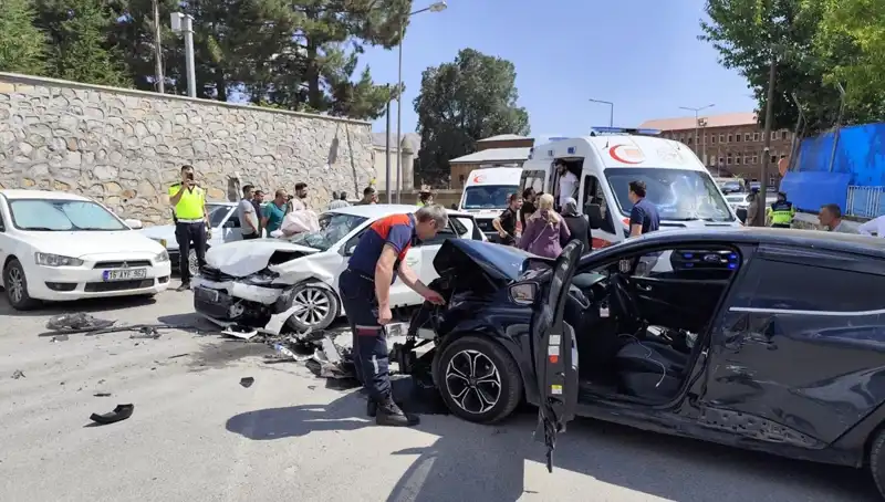Bitlis’te Korkunç Trafik Kazası: 10 Yaralı, Olayın Sebepleri Neler?