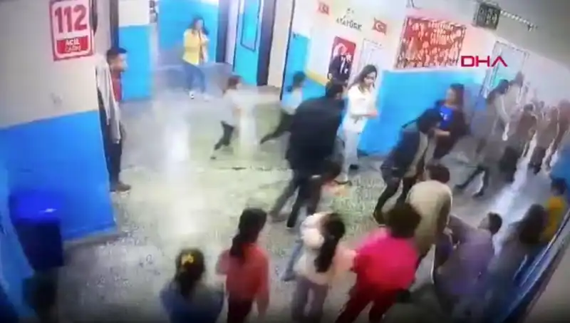 Okulda Dehşet Anları: Bayılan Öğrenciyi Müdür Yardımcısı Kurtardı
