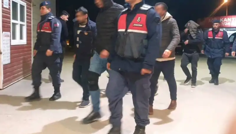 Bağ Evinde Uyuşturucu Partisi Basıldı: Yaklaşık 20 Gözaltı!
