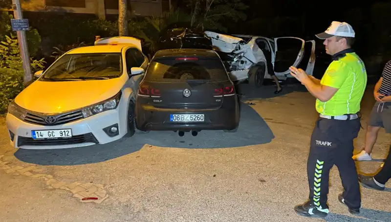 Alkollü Sürücü Sokağı Birbirine Katarken Üç Araca Çarptı!