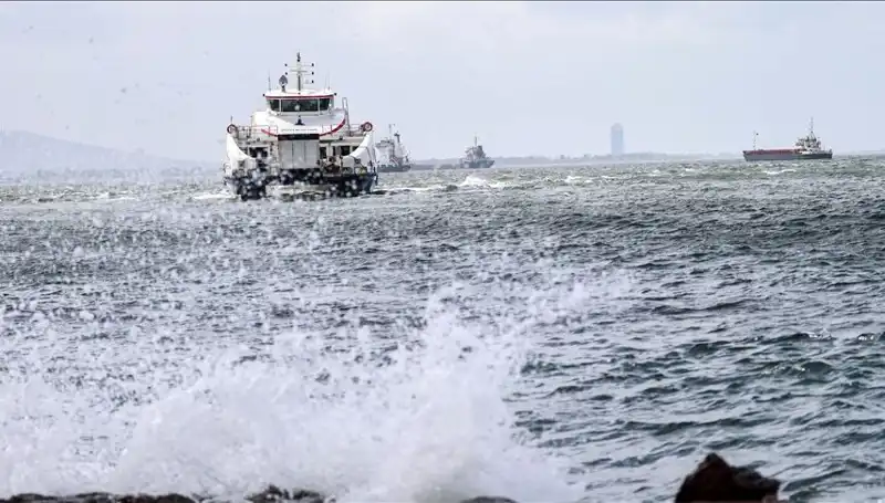İzmir'de Vapur Seferleri Fırtına Nedeniyle Durdu: Yolcular Ne Yapacak?