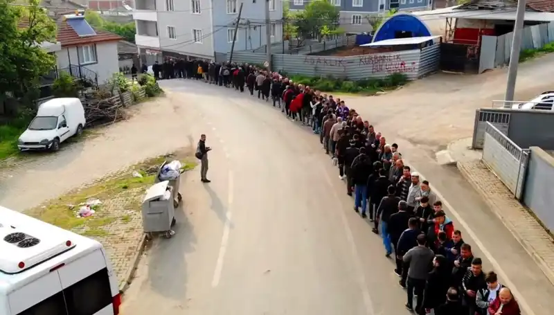 Bursa'daki Mahallede Bayramlaşma Geleneği Devam Ediyor: 1 Kilometrelik Kuyruk