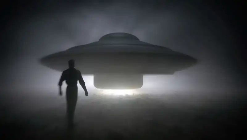 UFO Uzmanı Uyardı: "Uzaylılar Masum İnsanları Hedef Alıyor!"