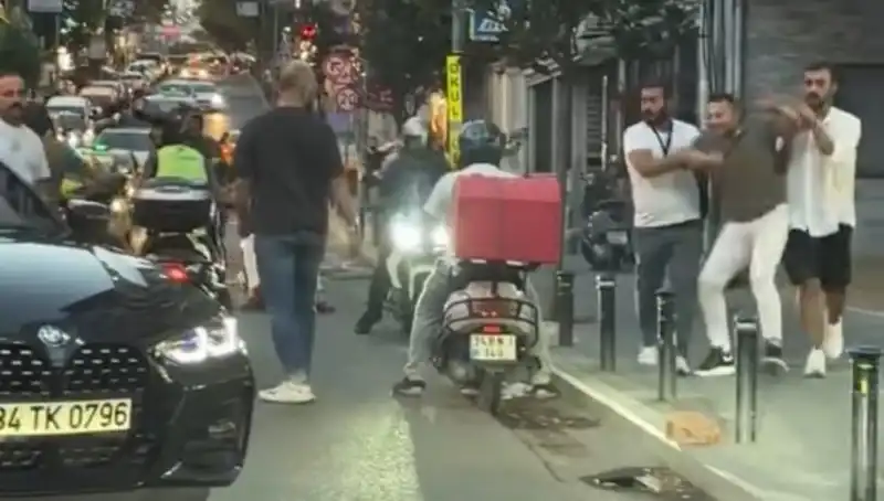 Nişantaşı'nda Trafik Tartışması: Kadına Sopayla Saldıran Adam Gözaltında