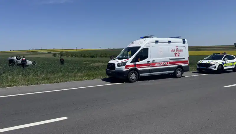 Edirne'de İlginç Kaza: Devrilen Araçta Sürücü ve Eşi Yaralandı