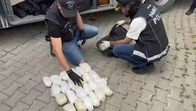 Yolcunun Valizinden 13 Kilo Metamfetamin Çıkınca Olaylar Gelişti!