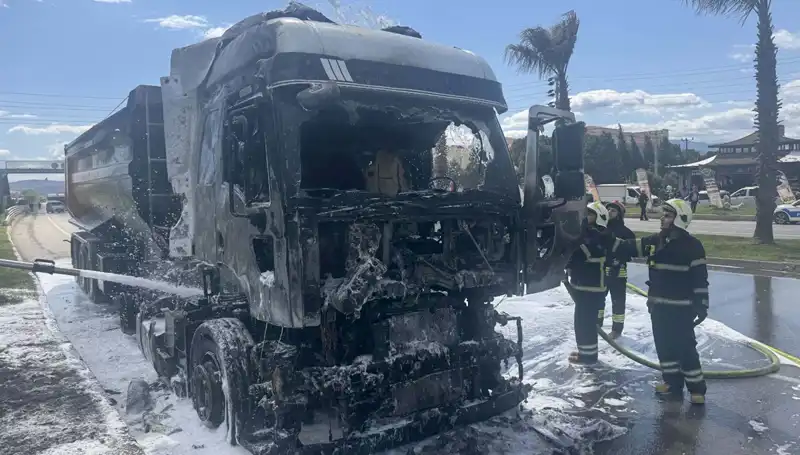 Kum Yüklü TIR’ın Korkunç Yangını: Olay Yerinden Son Gelişmeler