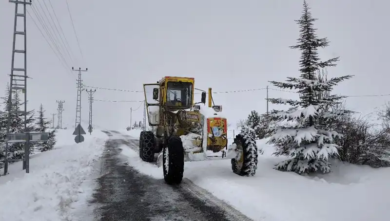 Kayseri'de Kardan Kapanan Yollar İçin Çalışmalar Hız Kesmeden Devam Ediyor!