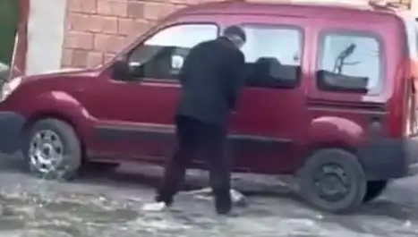 Sokak Ortasında Köpeğe Yapılan Şiddet Olayı Gözleri Yaşarttı