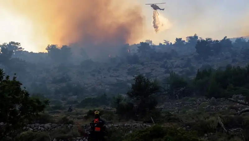 Eğriboz Adası'nda Yangın Felaketi: İki Köy Boşaltıldı, Tehlike Devam Ediyor