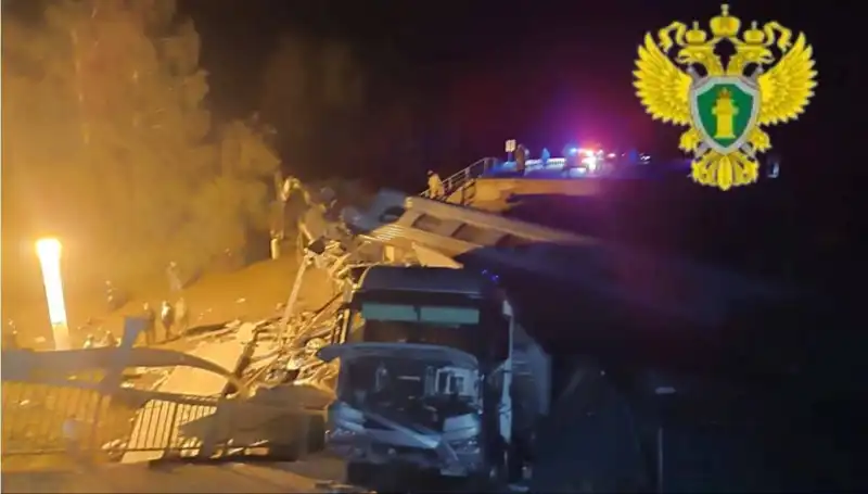 Rusya'da Tren Üzerine Çöken Köprü: Faciada Ölü ve Yaralı Sayısı Artıyor