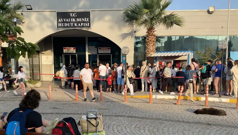 Bayramda Midilli Adası'na Akın Eden Tatilciler: Kapılar Hızla Doldu!