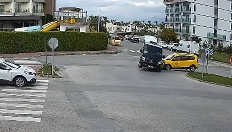 Kavşakta Feci Kaza: Minibüs ve Ticari Taksi Çarpıştı, Yaralılar Var!