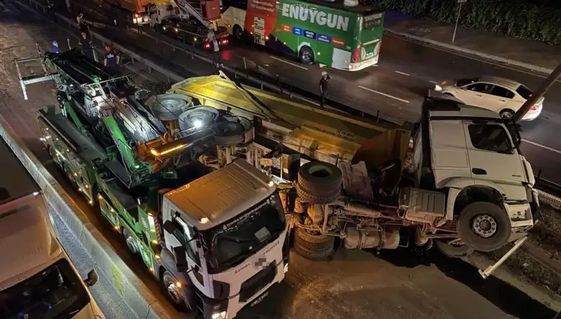 Moloz Yüklü Hafriyat Kamyonu Devrildi: Şehir Trafiği Alt Üst Oldu!