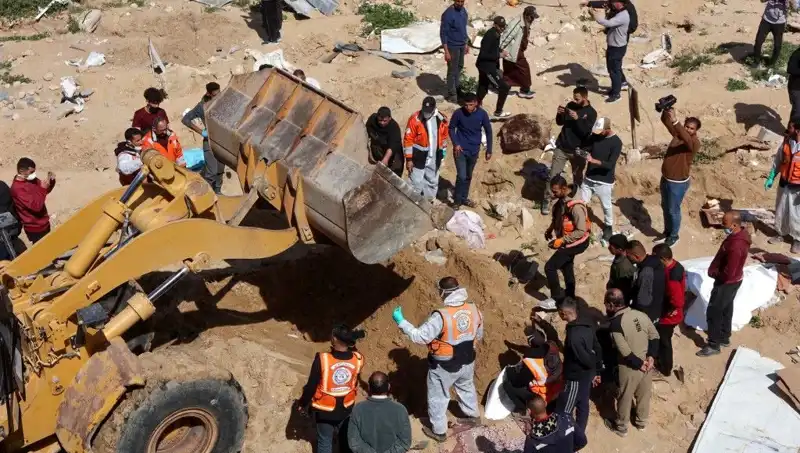 Şifa Hastanesi'nin Avlusunda Bulunan 61 Ceset, Sırları Perde Arasından Çıkarıyor