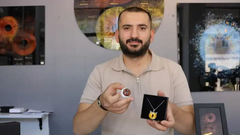 İris Fotoğraflarını Takı ve Tabloya Dönüştüren Sanatçı ile Tanışın