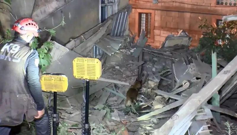 İstanbul'da Deprem Sonrası Hasar Gören Bina Hızla Çöktü: Yetkililer Açıklama Yaptı