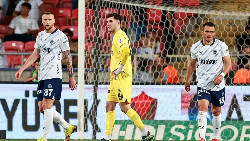 Fenerbahçe’nin Tarihi Çöküşü: Futbolda Neler Oluyor?