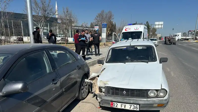 Park Halindeki Araca Çarpan Otomobilde Korkutan Kaza: 1 Yaralı